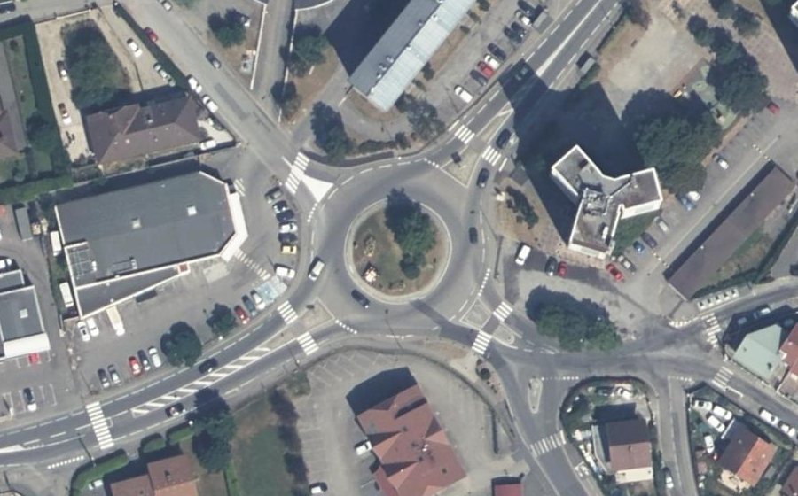 Vue aérienne du Rond-point anonyme n°733227420
