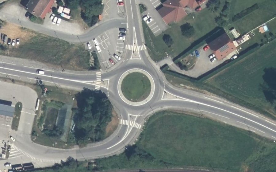 Vue aérienne du Rond-point anonyme n°733227431