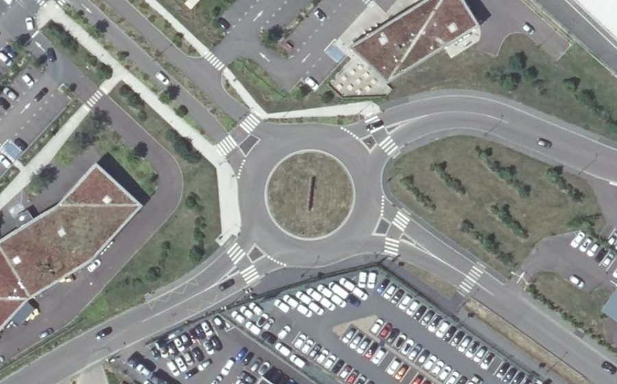 Vue aérienne du Rond-point anonyme n°733269479