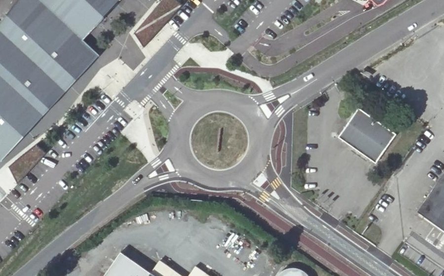 Vue aérienne du Rond-point anonyme n°733269482