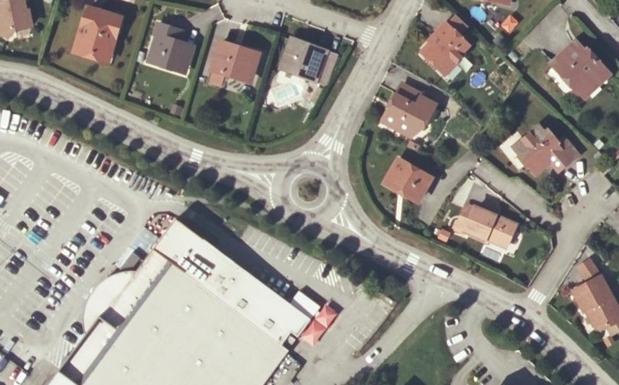 Vue aérienne du Rond-point anonyme n°73335392