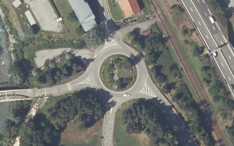 Vue aérienne du Rond-point anonyme n°73341827