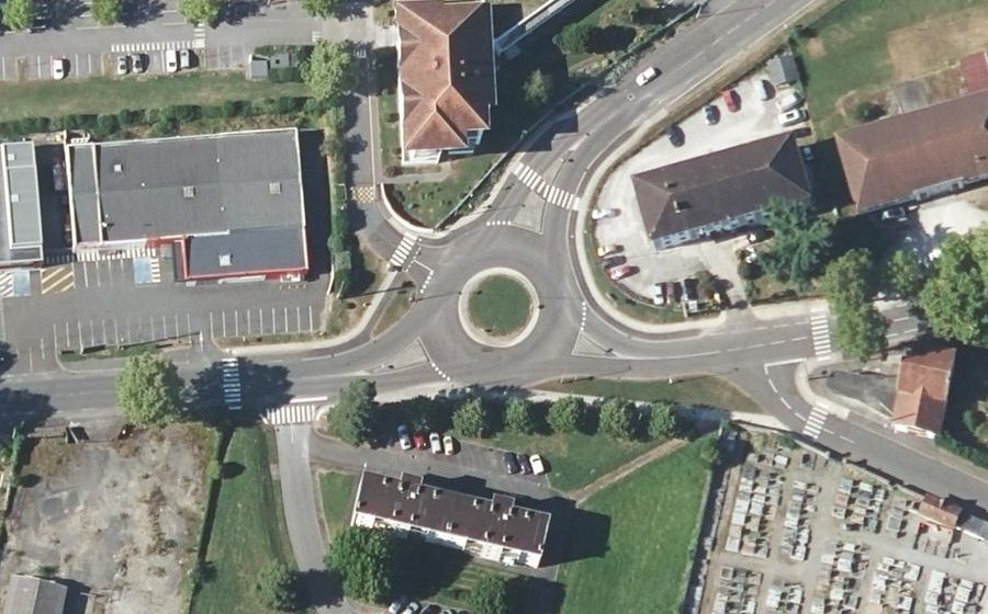 Vue aérienne du Rond-point anonyme n°733562074