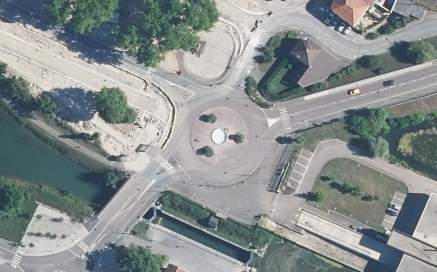 Vue aérienne du Rond-point anonyme n°73370972