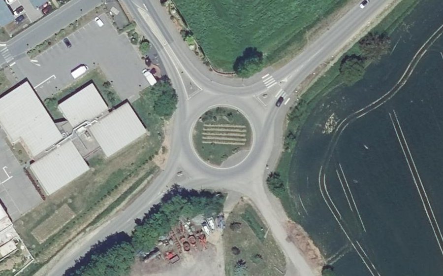 Vue aérienne du Rond-point anonyme n°733833801