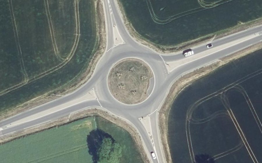 Vue aérienne du Rond-point anonyme n°733899302