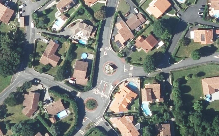 Vue aérienne du Rond-point anonyme n°733905301