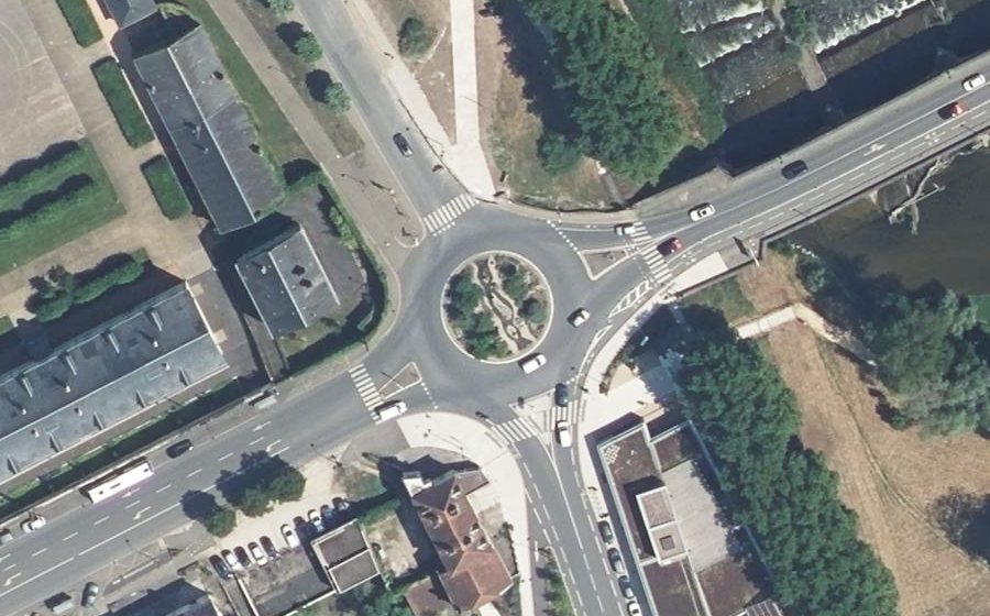Vue aérienne du Rond-point anonyme n°734127264