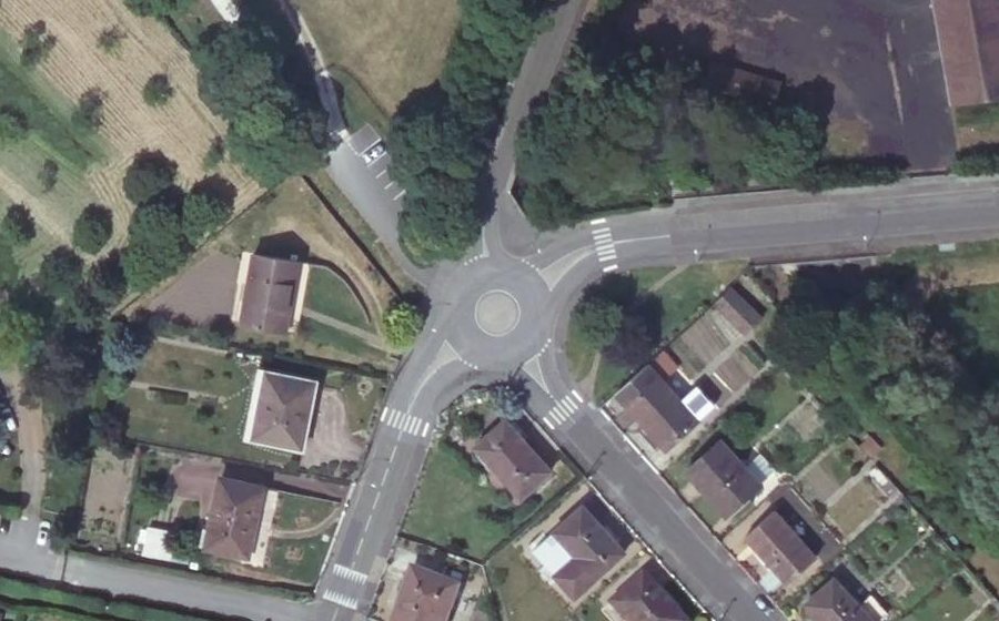 Vue aérienne du Rond-point anonyme n°734526597