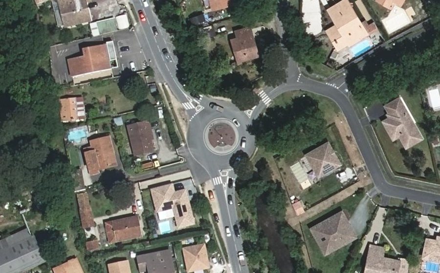 Vue aérienne du Rond-point anonyme n°734904383