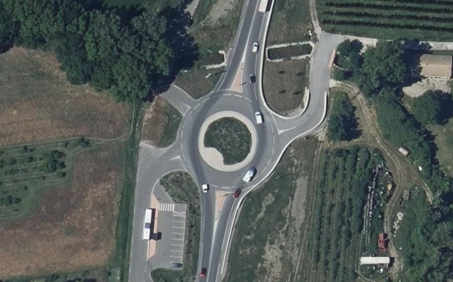 Vue aérienne du Rond-point anonyme n°735305096