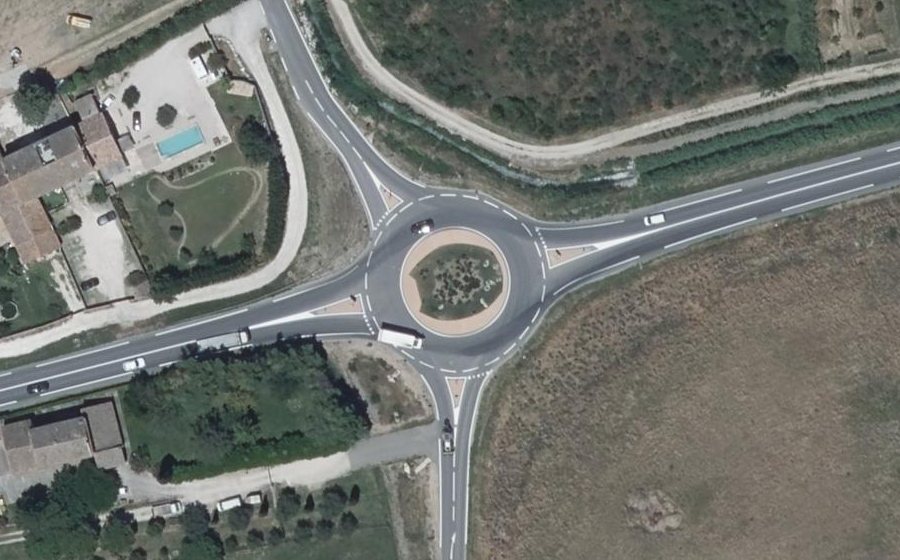 Vue aérienne du Rond-point anonyme n°735306319