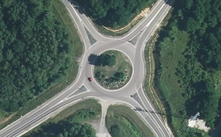 Vue aérienne du Rond-point anonyme n°73549027