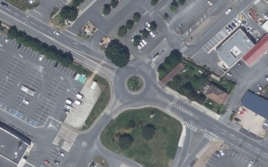 Vue aérienne du Rond-point anonyme n°73549743