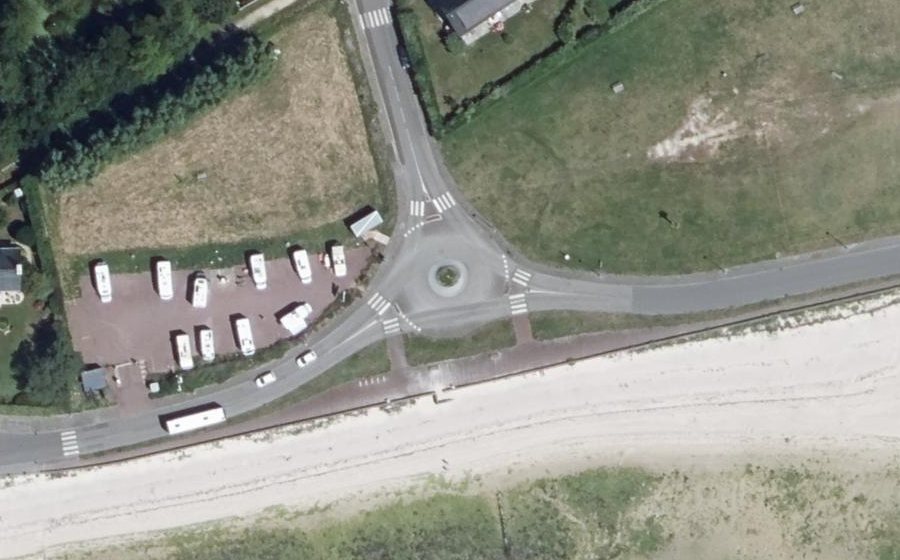 Vue aérienne du Rond-point anonyme n°73551572