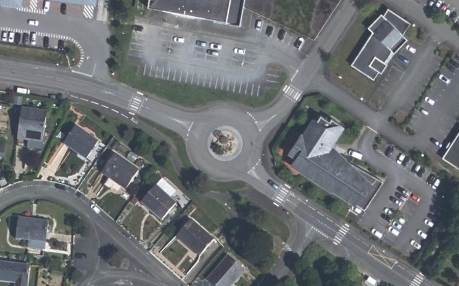 Vue aérienne du Rond-point anonyme n°73554698