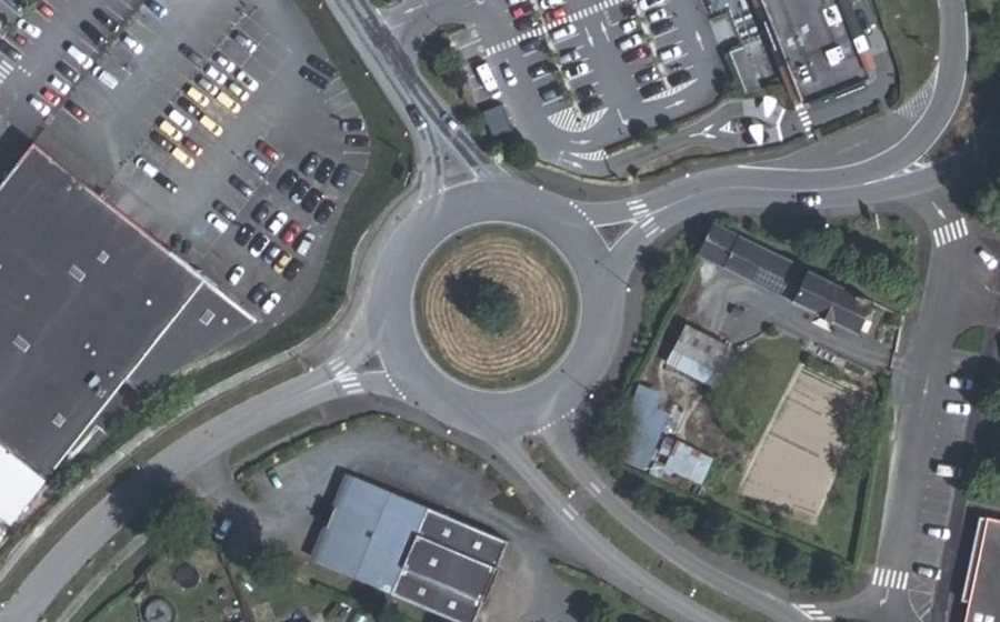 Vue aérienne du Rond-point anonyme n°73554859