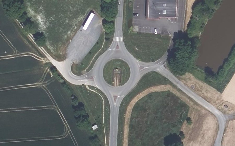 Vue aérienne du Rond-point anonyme n°73585751