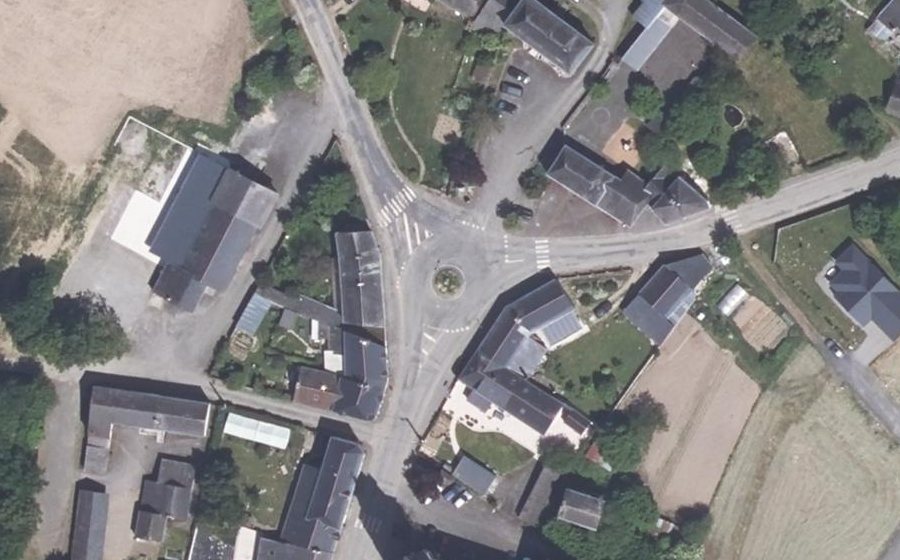 Vue aérienne du Rond-point anonyme n°73590642