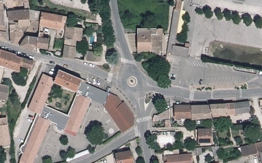 Vue aérienne du Rond-point anonyme n°73611880