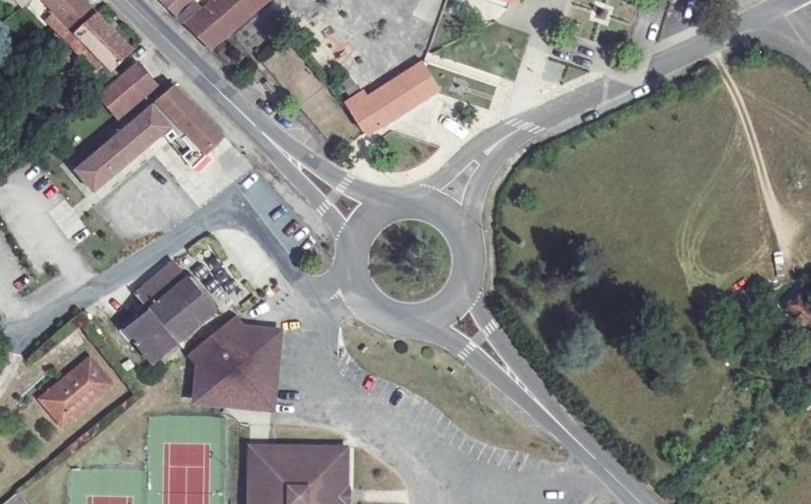 Vue aérienne du Rond-point anonyme n°73612189