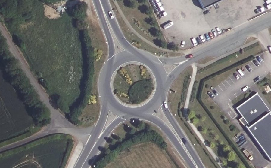Vue aérienne du Rond-point anonyme n°736215628