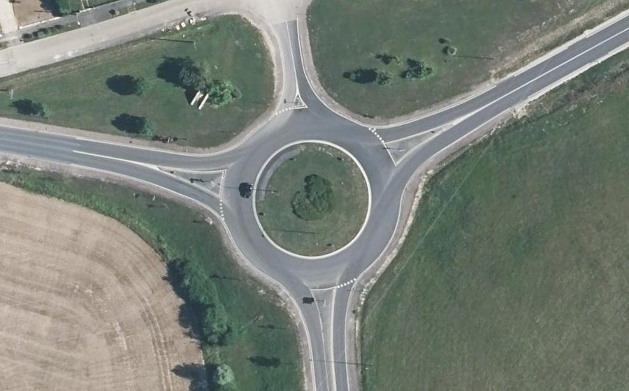 Vue aérienne du Rond-point anonyme n°73631734