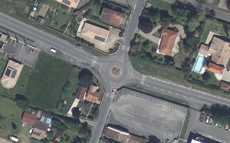 Vue aérienne du Rond-point anonyme n°736354928