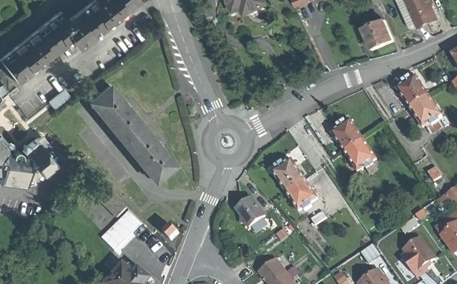 Vue aérienne du Rond-point anonyme n°736629670