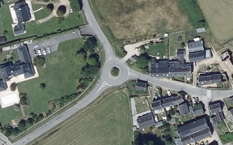 Vue aérienne du Rond-point anonyme n°73689945