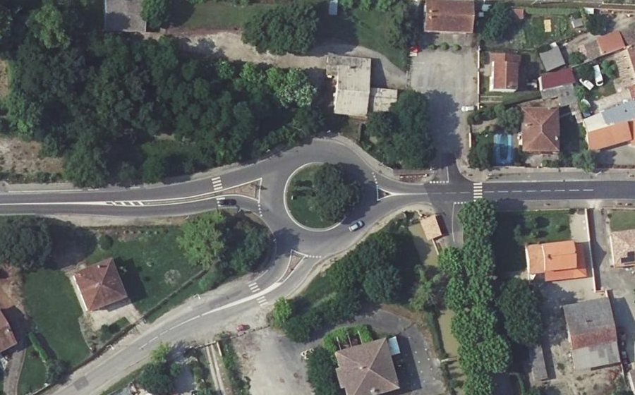 Vue aérienne du Rond-point anonyme n°73691739