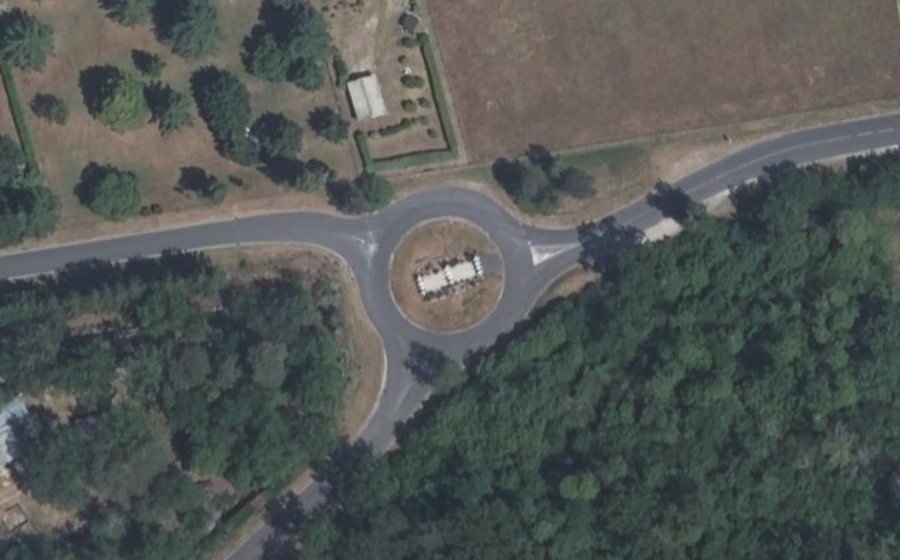 Vue aérienne du Rond-point anonyme n°736950742