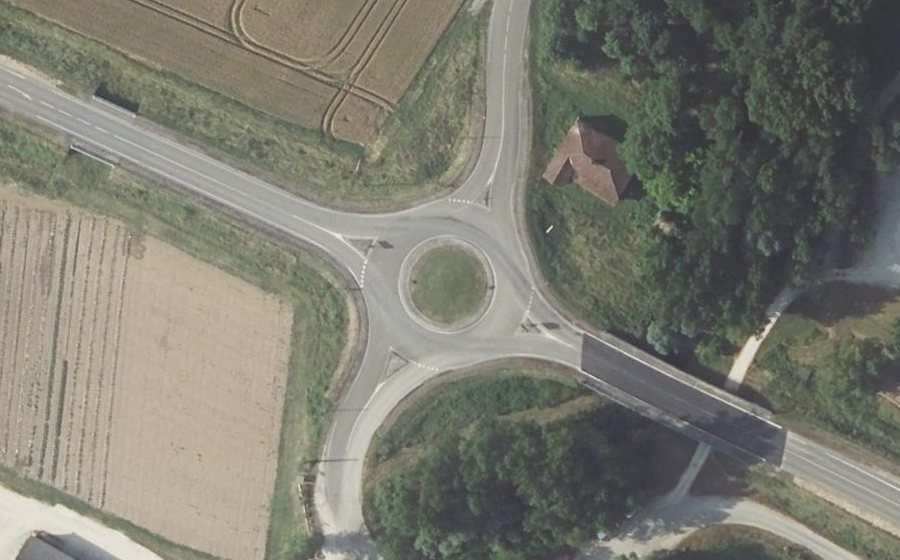 Vue aérienne du Rond-point anonyme n°73701552