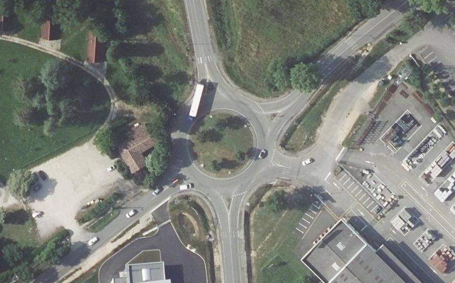 Vue aérienne du Rond-point anonyme n°73701553