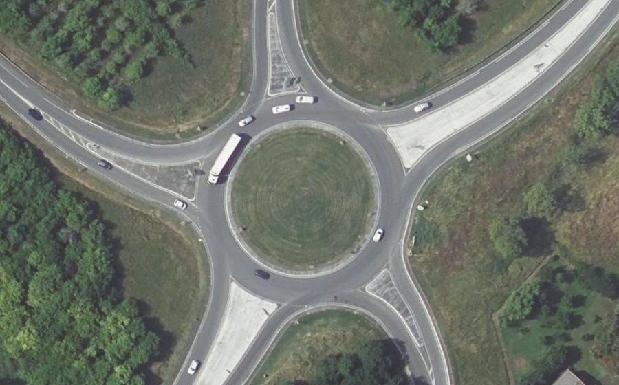 Vue aérienne du Rond-point anonyme n°73701555