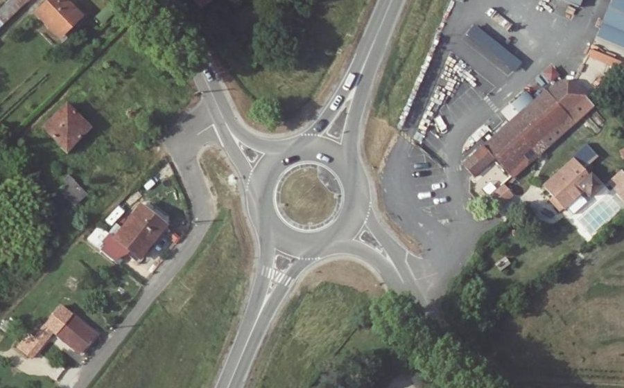 Vue aérienne du Rond-point anonyme n°73701556