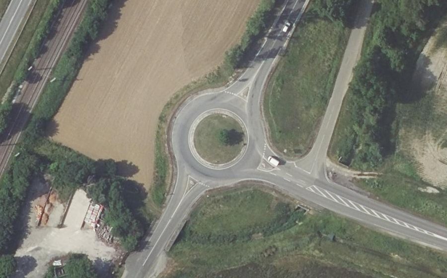 Vue aérienne du Rond-point anonyme n°73701559