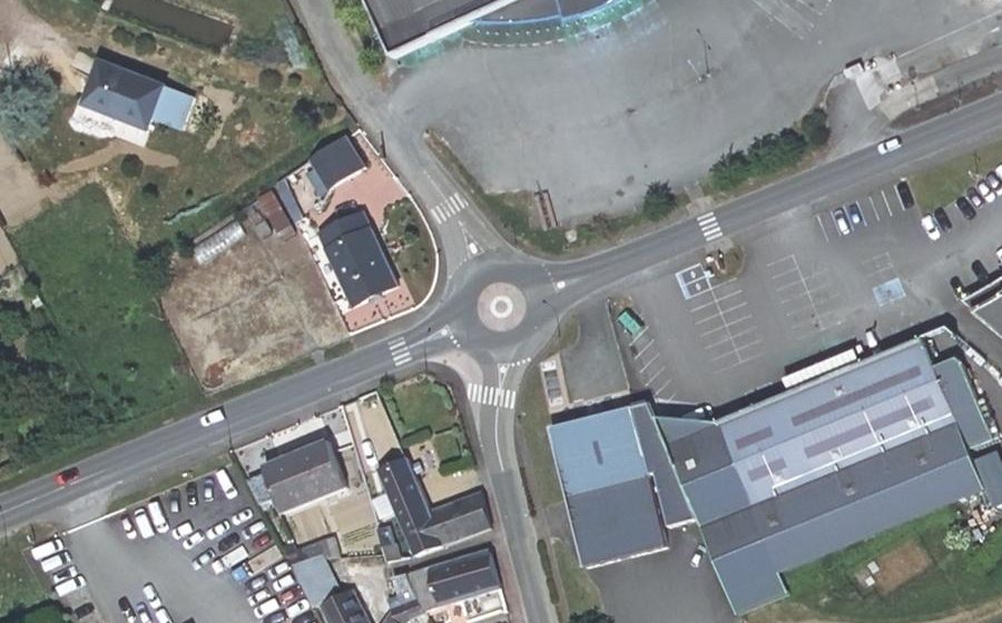 Vue aérienne du Rond-point anonyme n°73729081