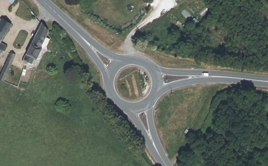 Vue aérienne du Rond-point anonyme n°73736275
