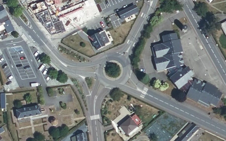 Vue aérienne du Rond-point anonyme n°737547398