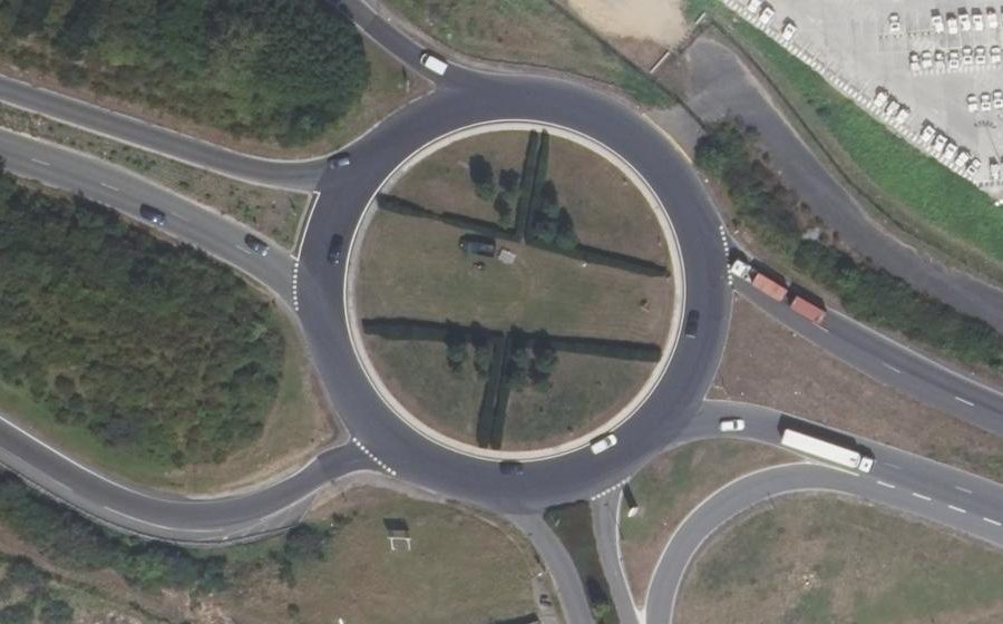 Vue aérienne du Rond-point anonyme n°737707426