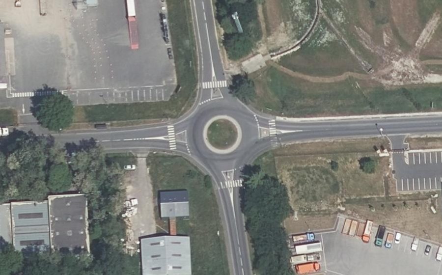 Vue aérienne du Rond-point anonyme n°738062932