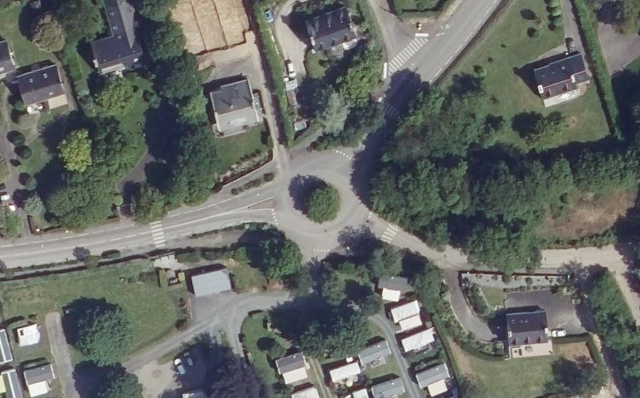 Vue aérienne du Rond-point anonyme n°73806480