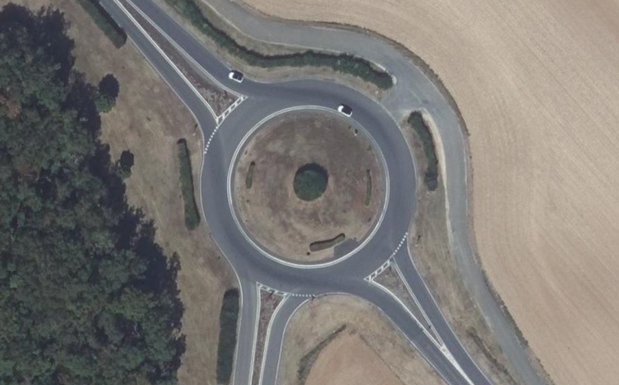 Vue aérienne du Rond-point anonyme n°73813660