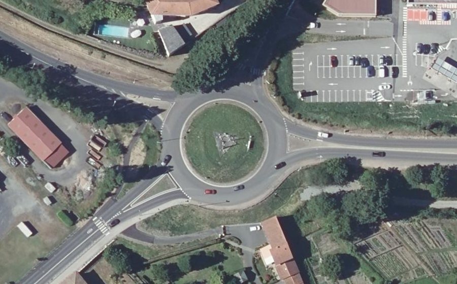 Vue aérienne du Rond-point anonyme n°73813920
