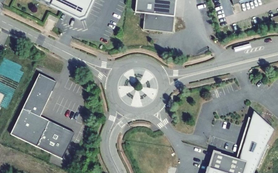 Vue aérienne du Rond-point anonyme n°73856311