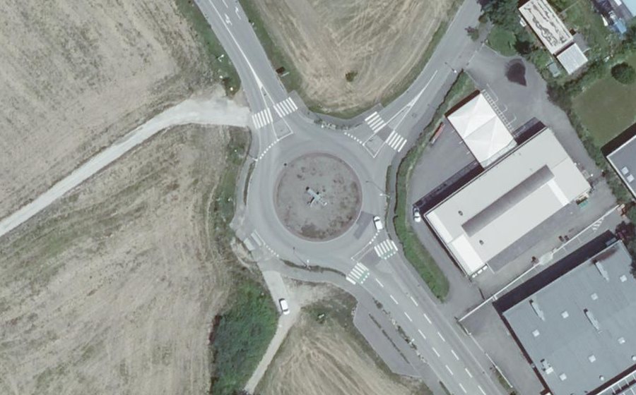 Vue aérienne du Rond-point anonyme n°738796845