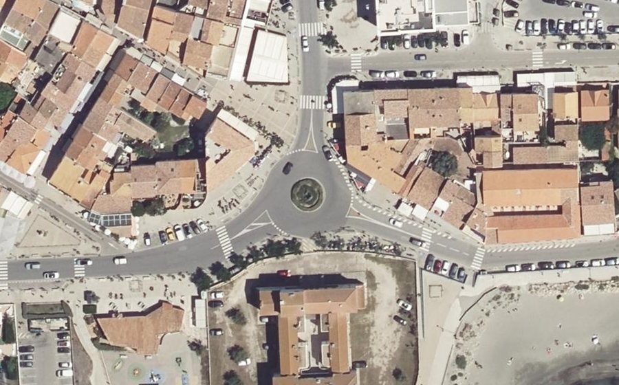 Vue aérienne du Rond-point anonyme n°73880596