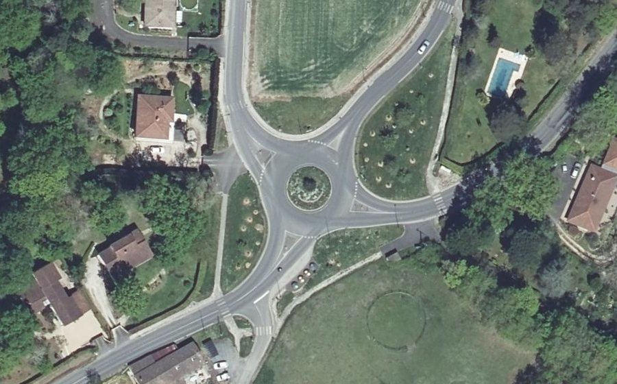 Vue aérienne du Rond-point anonyme n°739039558