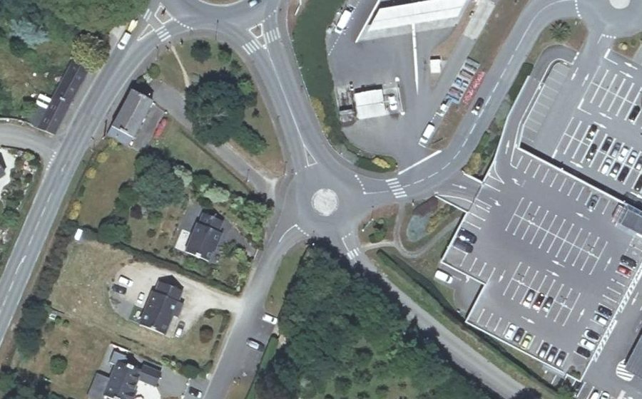 Vue aérienne du Rond-point anonyme n°73906576